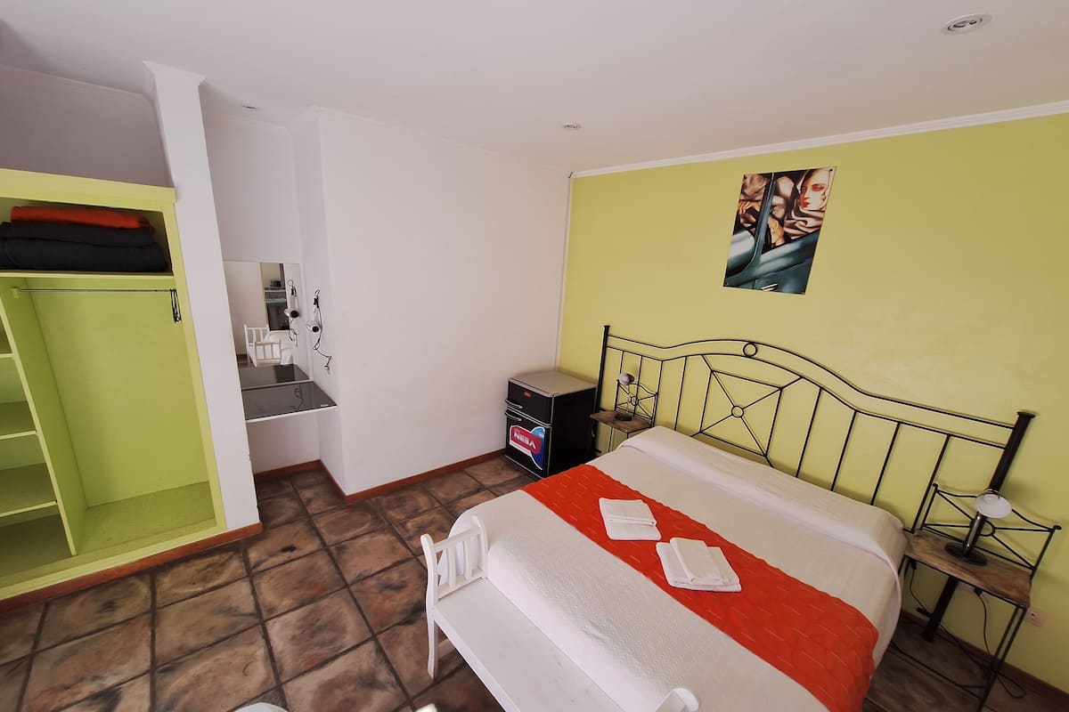 Escritorio, cortinas blackout, wifi gratis y ropa de cama