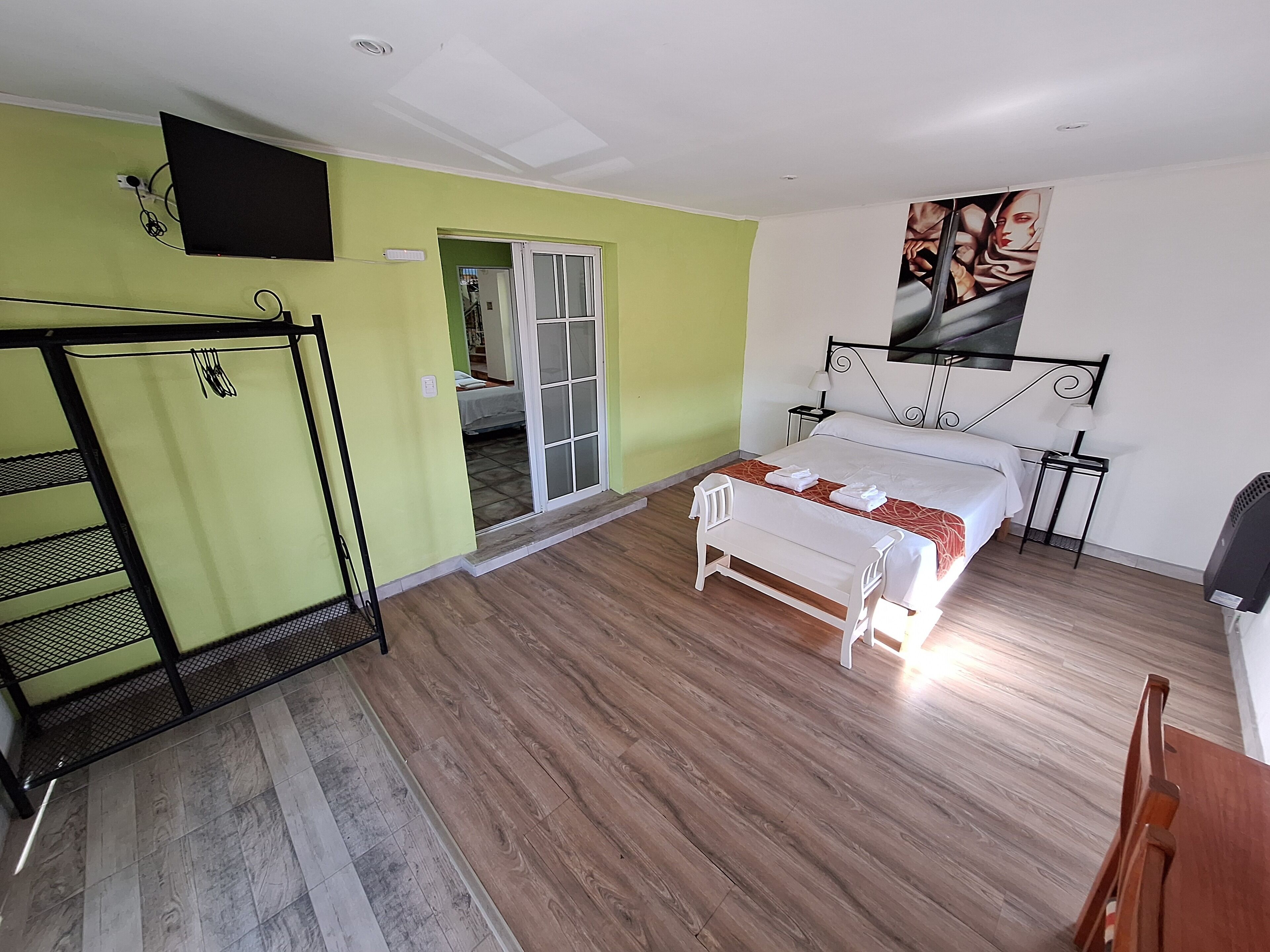 Escritorio, cortinas blackout, wifi gratis y ropa de cama 