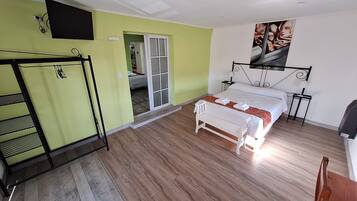 Escritorio, cortinas blackout, wifi gratis y ropa de cama