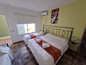 办公桌、遮光窗帘、免费 WiFi、床单