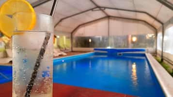 Piscina coperta, piscina all'aperto, ombrelloni da piscina, lettini