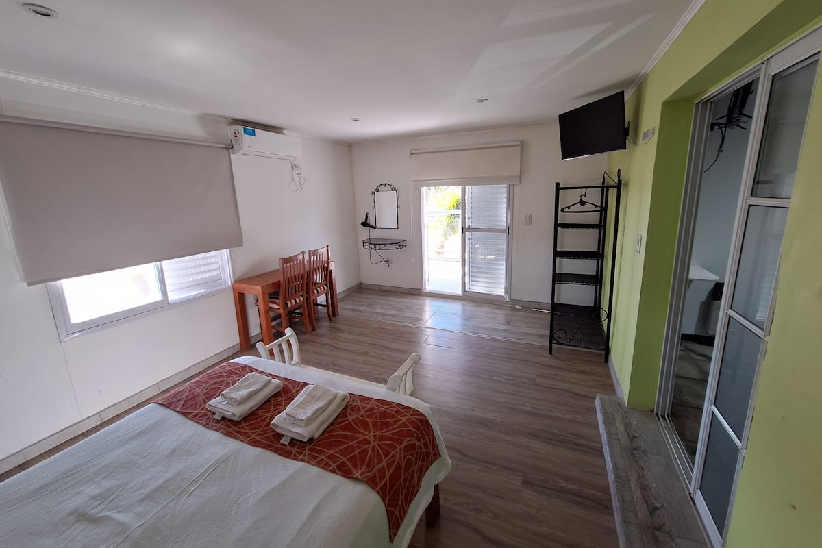 Escritorio, cortinas blackout, wifi gratis y ropa de cama