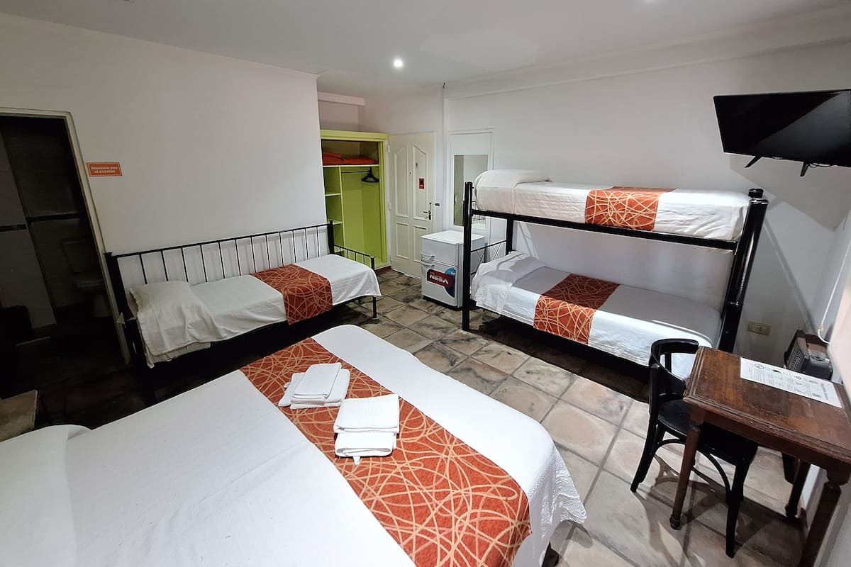 Escritorio, cortinas blackout, wifi gratis y ropa de cama