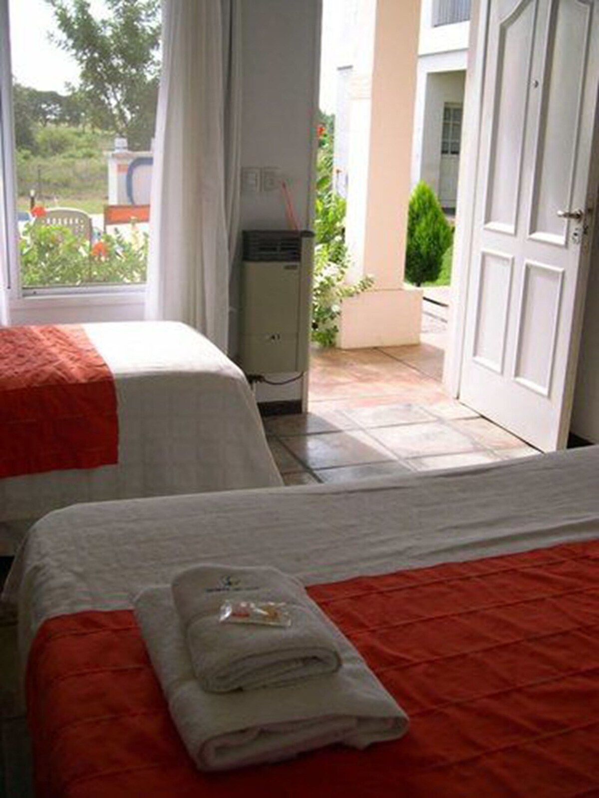 Escritorio, cortinas opacas, wifi gratis y ropa de cama