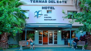 Un hotel con spa, piscina y restaurante.