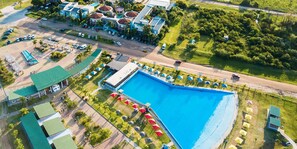 An aerial view of a resort with a large swimming pool, multiple buildings, and a parking area. - Hotel y Spa Termas del Este (Federacion)