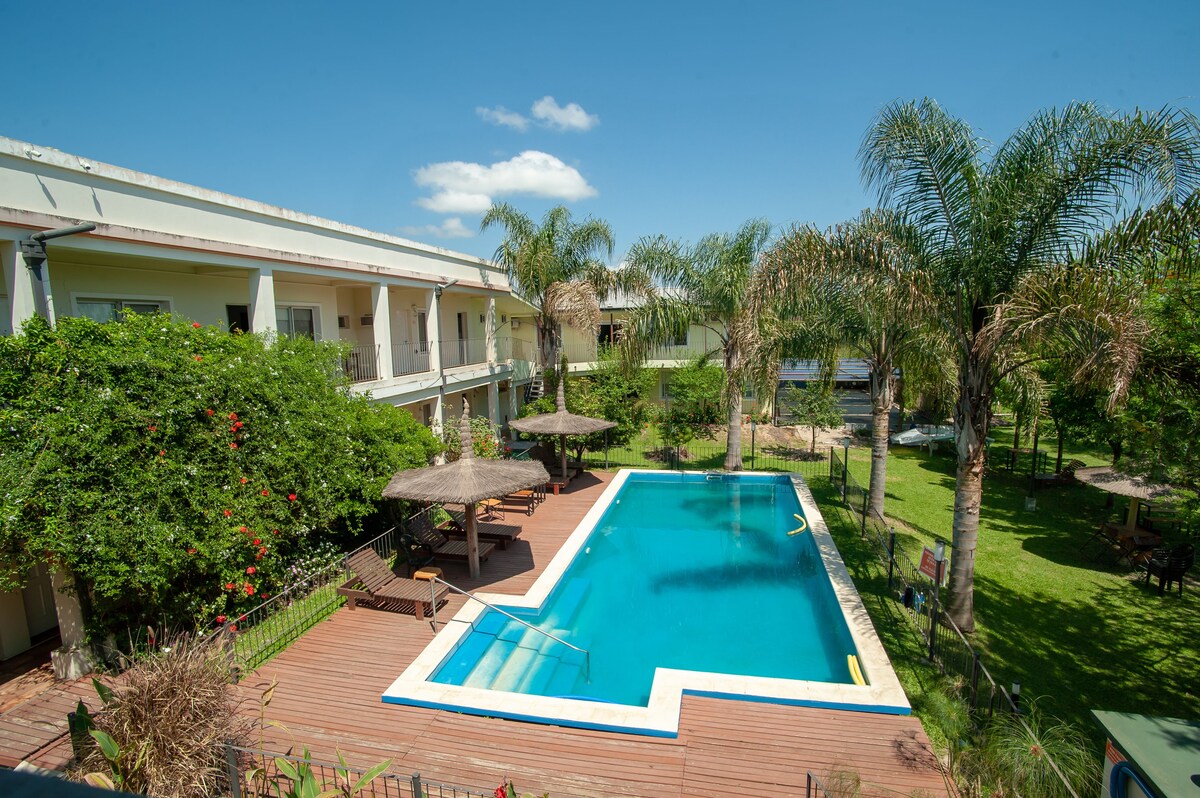 Una piscina al aire libre (de 09:00 a 21:00), sombrillas, tumbonas