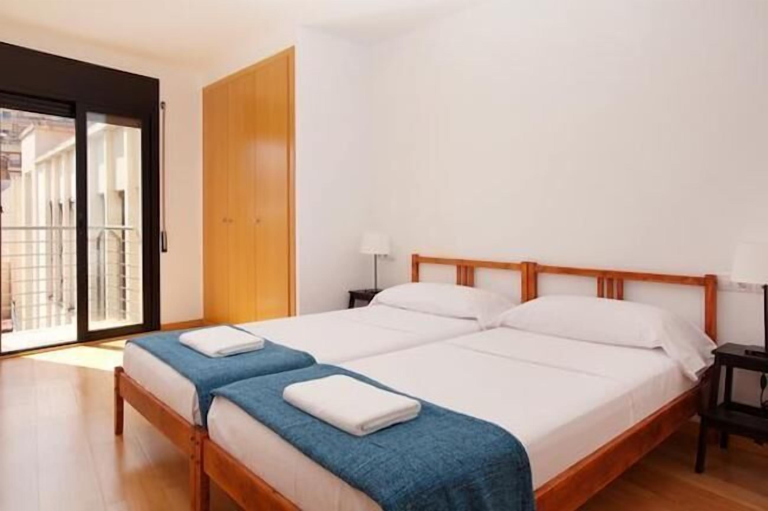 Apartment, 2 Bedrooms (Carrer de la Font del Remei 29) | Iron/ironing board, free cots/infant beds, free WiFi, bed sheets