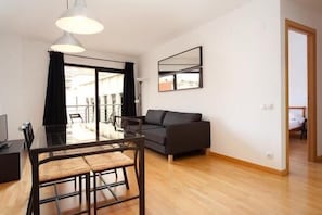 Apartamento, 2 habitaciones (Carrer de la Font del Remei 29) | Sala de estar | Una televisión de pantalla plana