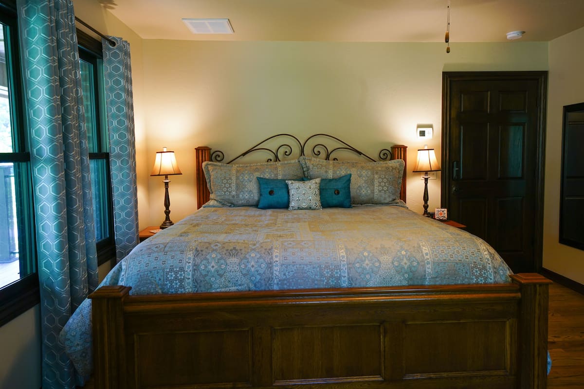 Habitación de lujo, 1 cama de matrimonio grande, baño privado | 1 dormitorio, sábanas de algodón egipcio, ropa de cama de alta calidad