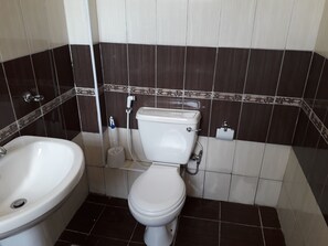Bañera profunda y toallas