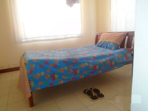 Tabla de planchar con plancha y ropa de cama