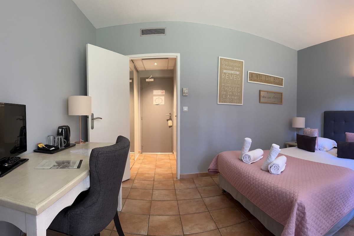 Superior driepersoonskamer, en-suite badkamer, uitzicht op tuin | 1 slaapkamer, een kluis op de kamer, individueel gedecoreerd