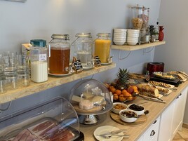 Desayuno buffet diario (EUR 16 por persona)