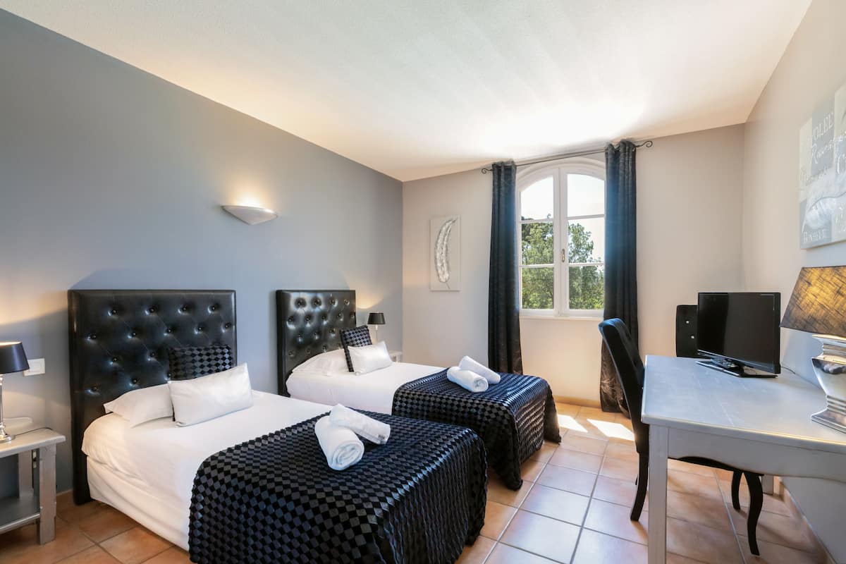 1 slaapkamer, een kluis op de kamer, individueel gedecoreerd