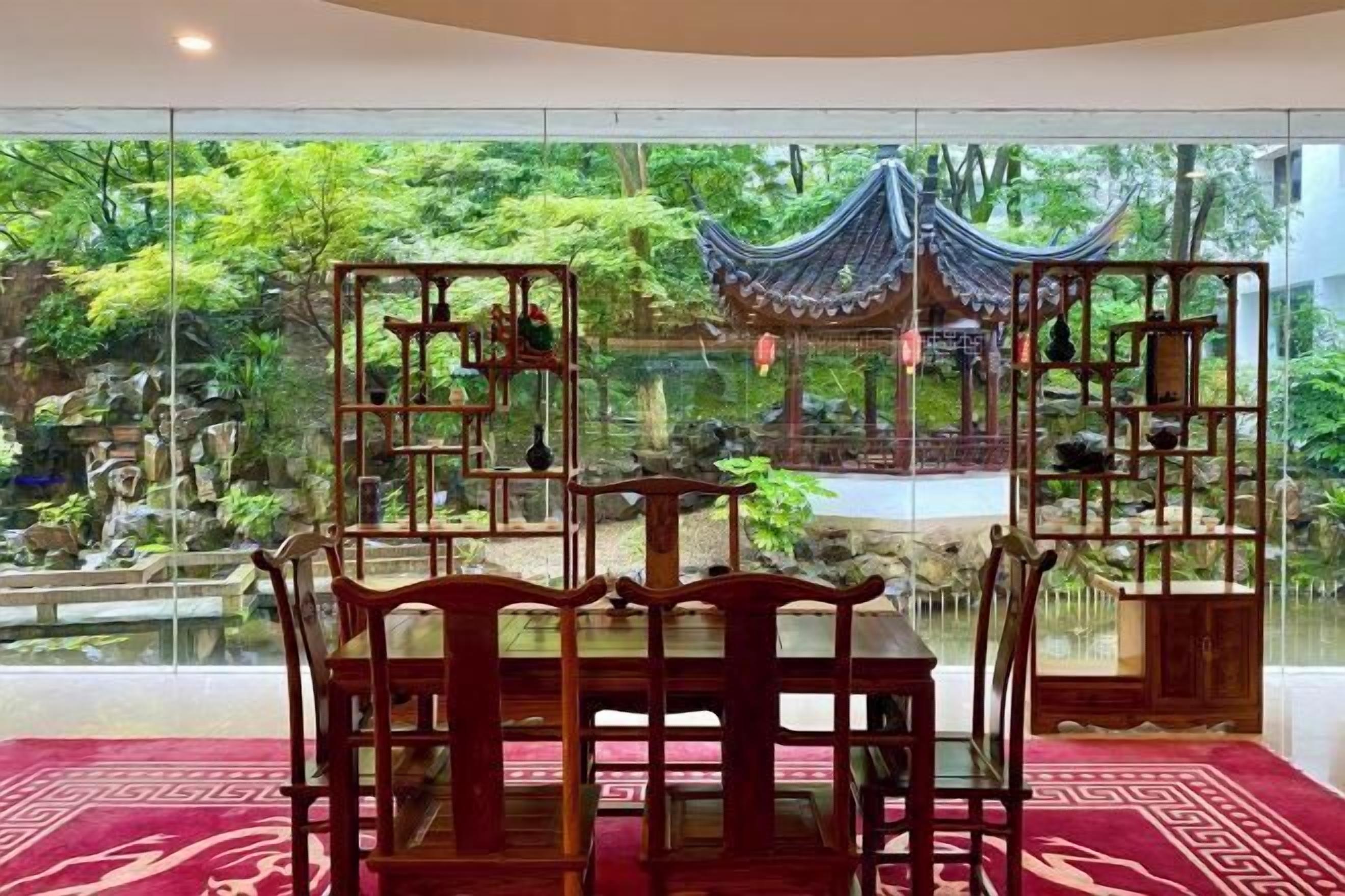 Lobby lounge