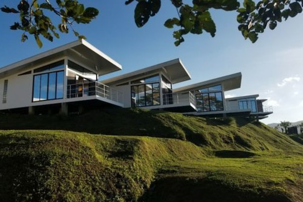 Deluxe Bungalow, 1 King Bed, Non Smoking, Lake View | Exterior