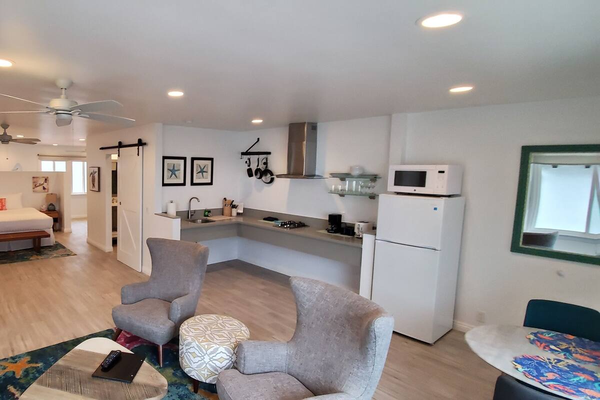 Ein modernes Apartment mit Wohnzimmer, Küche und Schlafzimmer.