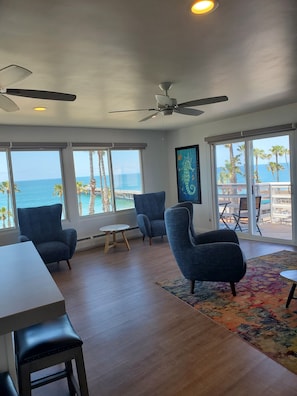Penthouse ejecutivo, 2 habitaciones, vista al océano | Área de sala de estar | Televisión de pantalla plana de 32 pulgadas con canales por cable