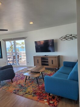 Executive Penthouse, 2 Bedrooms, Ocean View | Living area | 32-inch flat-screen TV with cable channels, TV at Sea Horse Resort