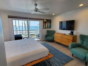 Studio, 1 King Bed, Non Smoking, Ocean View | Premium bedding, pillowtop beds, individually decorated at Sea Horse Resort