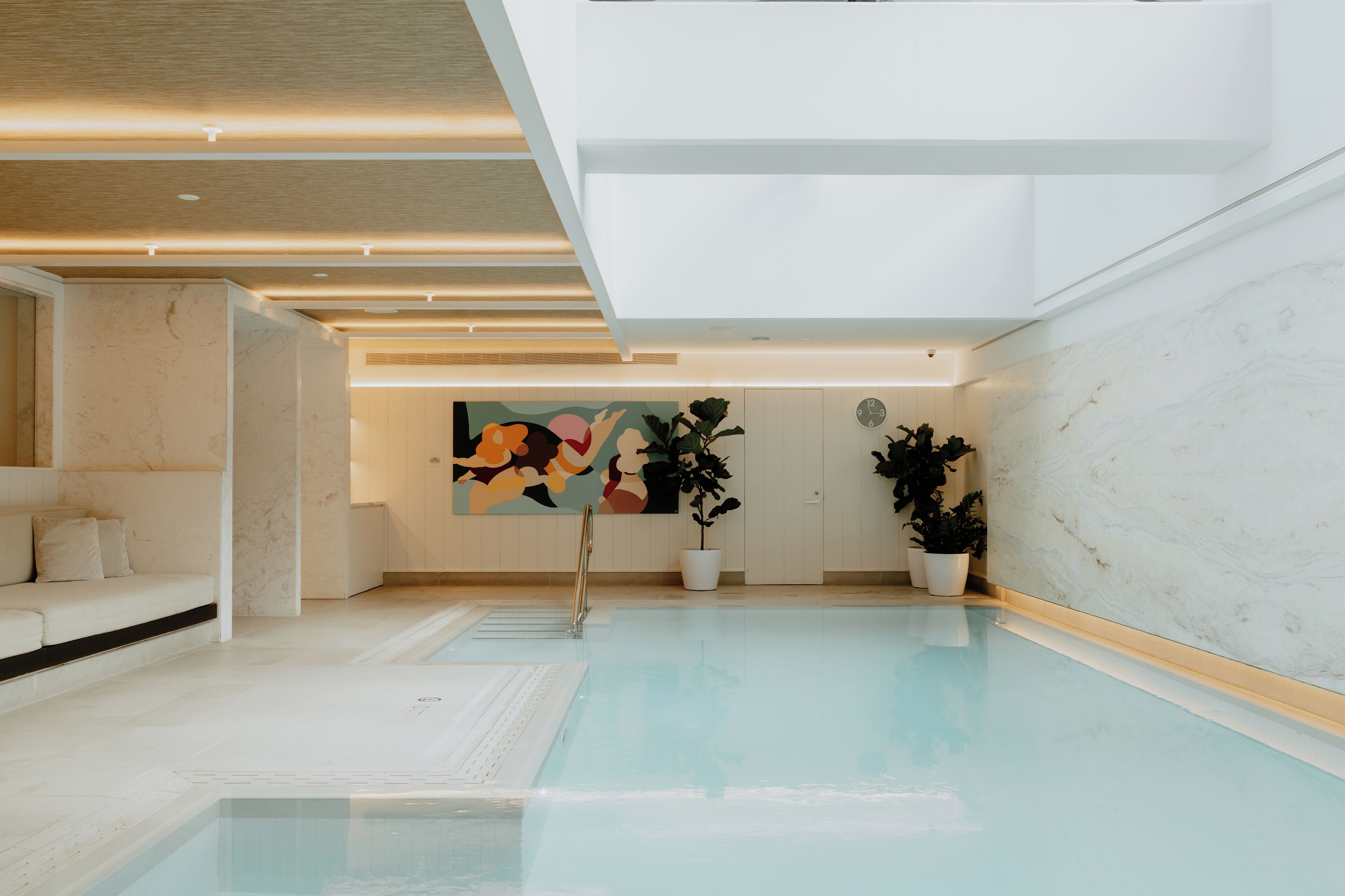 Una piscina cubierta
