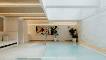 Una piscina cubierta