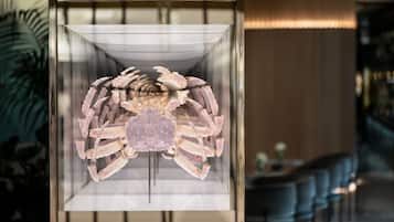 Mostra emmarcada d'un cranc dins una caixa de vidre.