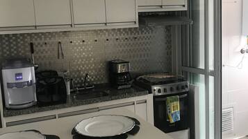 Apartamento conforto, várias camas, vista para a cidade | Cozinha americana privada | Geladeira, micro-ondas, fogão, cooktop