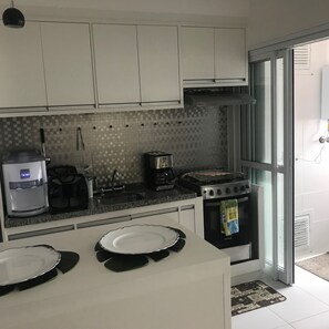 Apartemen Comfort, Beberapa Tempat Tidur, pemandangan kota | Dapur kecil pribadi | Lemari es, microwave, oven, dan kompor