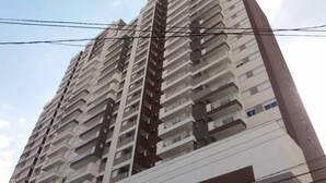 A high-rise building with multiple balconies and a modern architectural design. - Ap Brás Templo Salomão 25 Março (São Paulo)