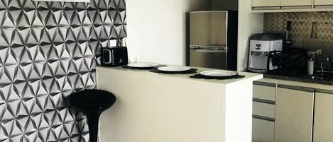Apartamento conforto, várias camas, vista para a cidade | Cozinha americana privada | Geladeira, micro-ondas, fogão, cooktop