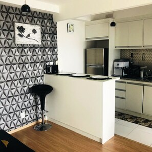 Apartamento Confort, varias camas, vistas a la ciudad | Cocina básica privada | Frigorífico, microondas, horno y placa de cocina