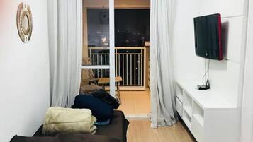 Apartamento conforto, várias camas, vista para a cidade | Sala de estar | TV de tela plana 32 polegadas com canais a cabo, TV LED, DVD player