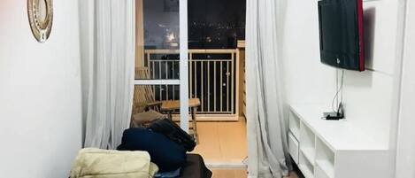 Apartamento conforto, várias camas, vista para a cidade | Sala de estar | TV de tela plana 32 polegadas com canais a cabo, TV LED, DVD player