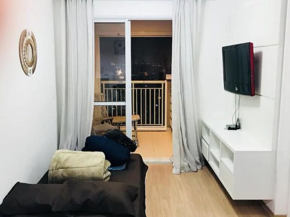 Apartamento Confort, varias camas, vistas a la ciudad | Sala de estar | Televisión de pantalla plana de 32 pulgadas con canales por cable