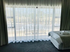 Desk, blackout drapes, iron/ironing board, free WiFi - Pearl Valley Golf Lodge (Paarl)