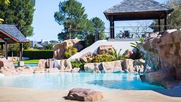 Kolam renang outdoor, dengan payung kolam renang dan kursi berjemur