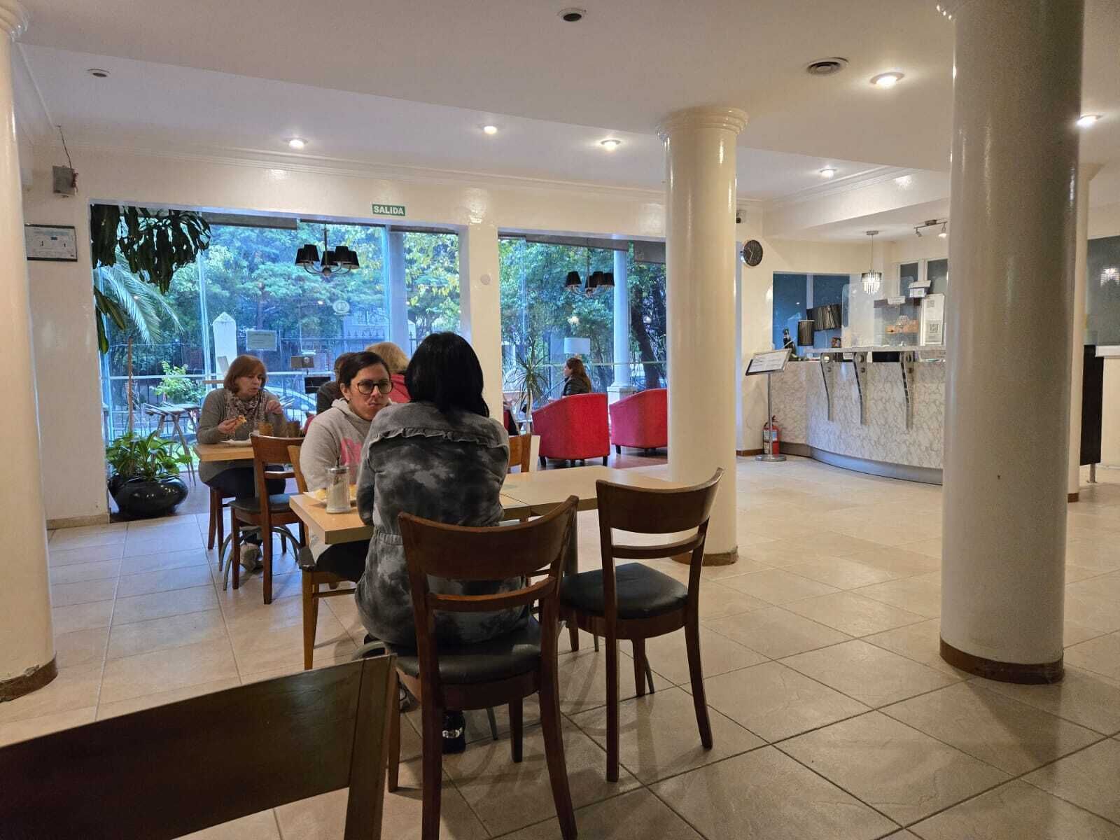 Desayuno con opciones de la cocina local todos los días (con cargo)