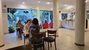 Desayuno con opciones de la cocina local todos los días (con cargo)
