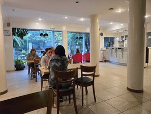 Petit déjeuner servi tous les jours en supplément