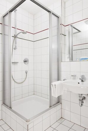Double Room | Bathroom shower - Altstadthotel Pfaubräu (Trostberg)