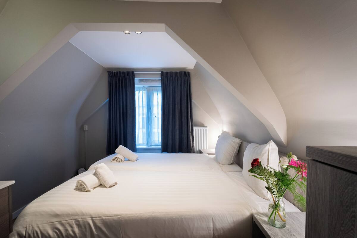 Double Room, 1 Queen Bed, Private Bathroom | 1 bedroom, in-room safe, blackout curtains, soundproofing