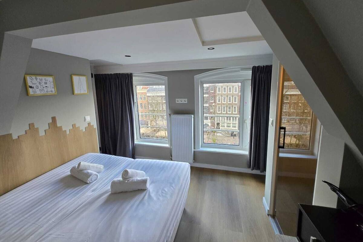 Double Room with Canal View with Private Bathroom | 1 bedroom, in-room safe, blackout curtains, soundproofing