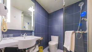 Ein Badezimmer mit Waschbecken, Toilette und Dusche.