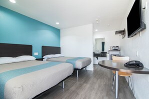 Desk, laptop workspace, free WiFi, bed sheets - Motel 6 Moreno Valley - Riverside March Air Base (Moreno Valley)