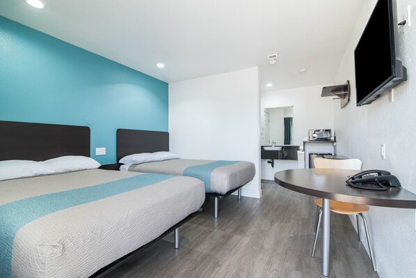 Desk, laptop workspace, free WiFi, bed sheets - Motel 6 Moreno Valley - Riverside March Air Base (Moreno Valley)