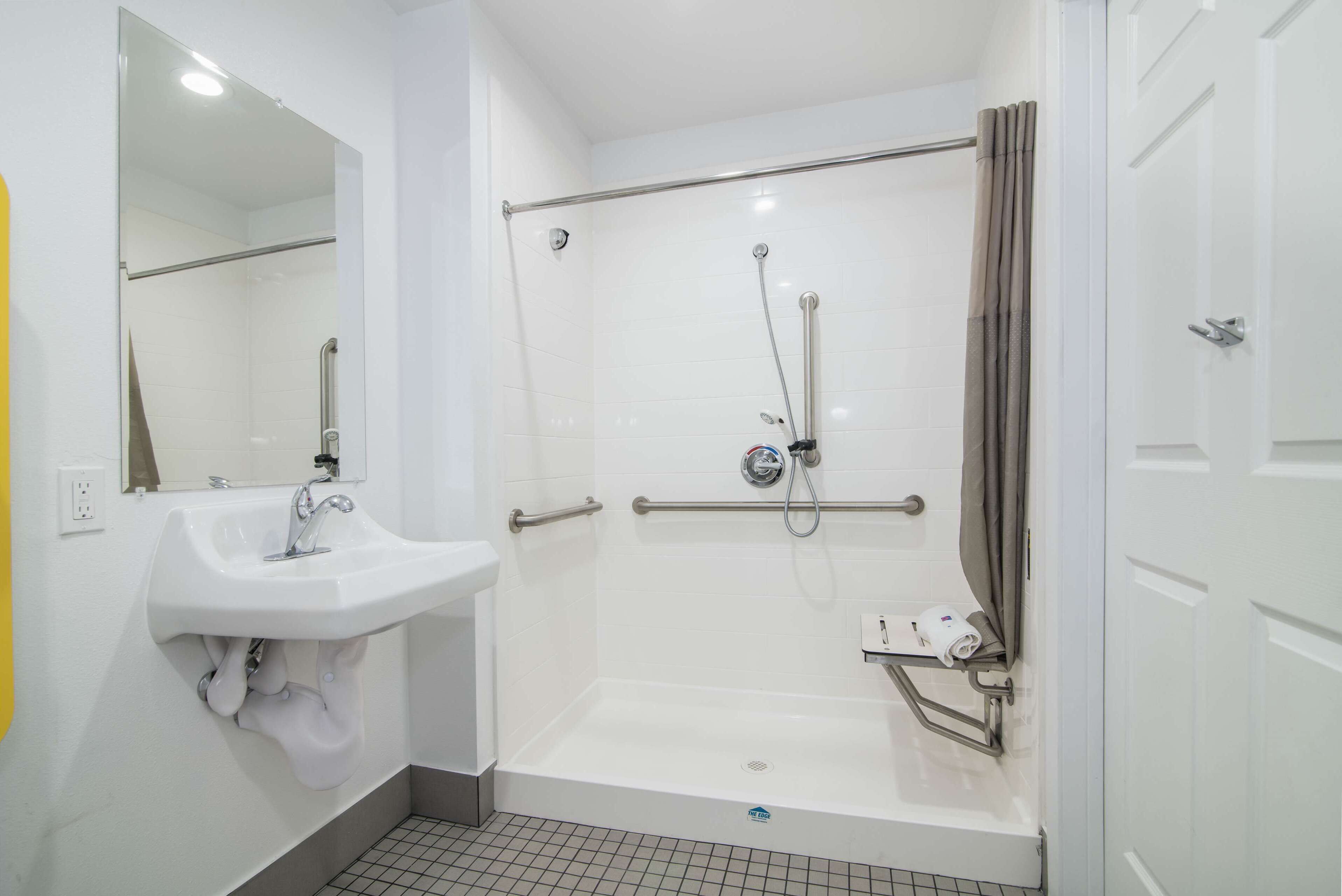 Combined shower/bathtub, free toiletries, towels, soap