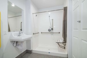 Bañera con ducha, artículos de tocador gratuitos, toallas, jabón