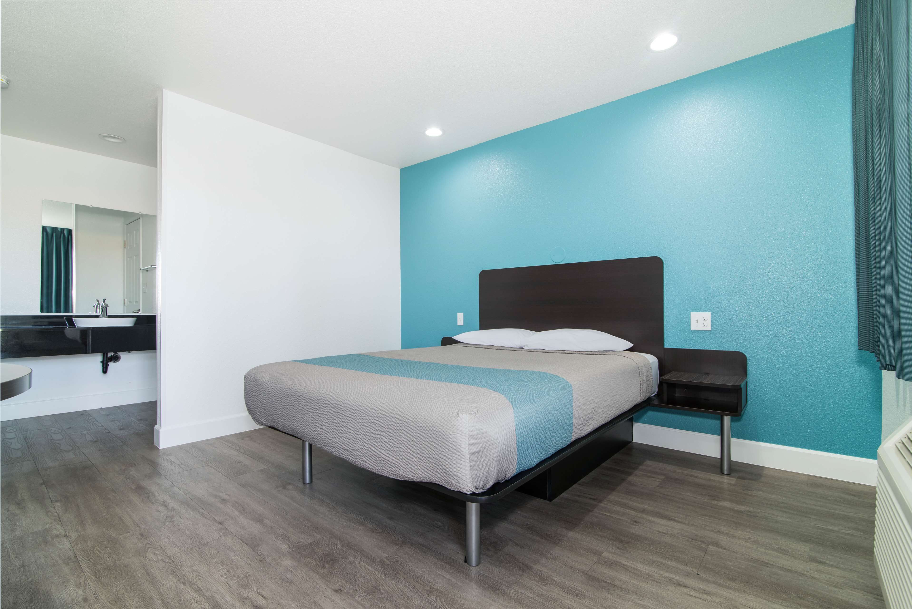 Desk, laptop workspace, free WiFi, bed sheets